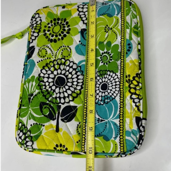 Vera Bradley quilted “Limes Up” retired pattern 2 side zip 8.5x10.5” iPad cover - Picture 4 of 7